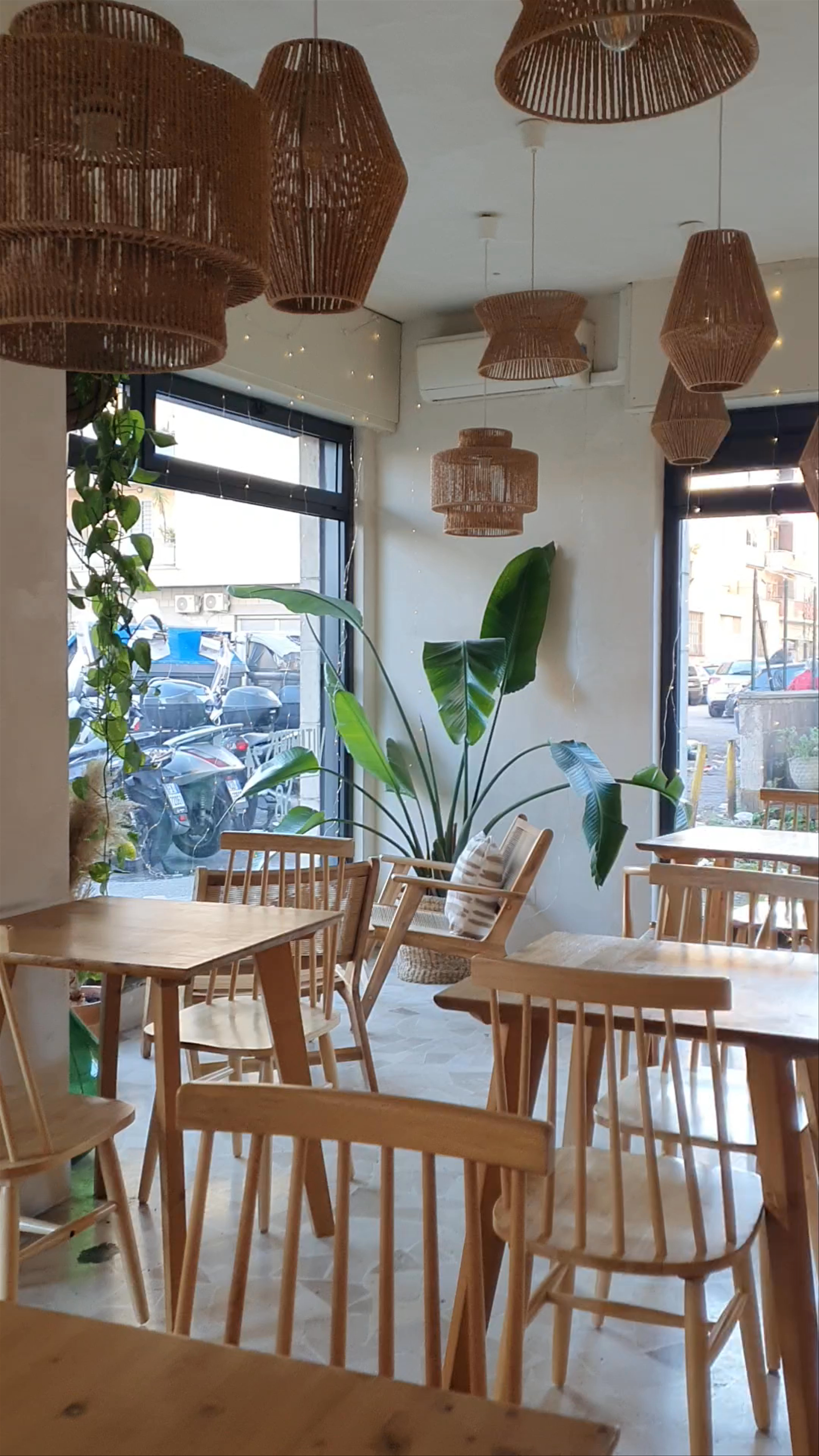 Vitaminas24: Cozy Minimalist Cafe in Rome
