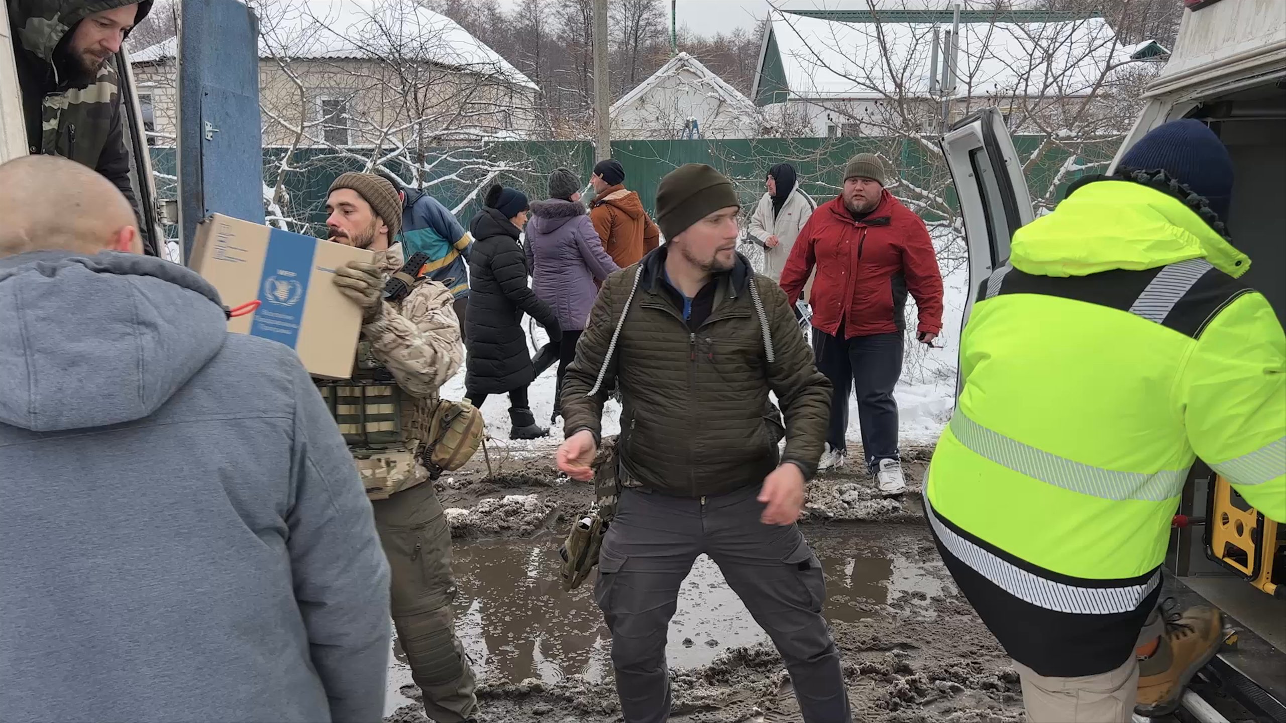 Video of men passing boxes of food rations between trucks