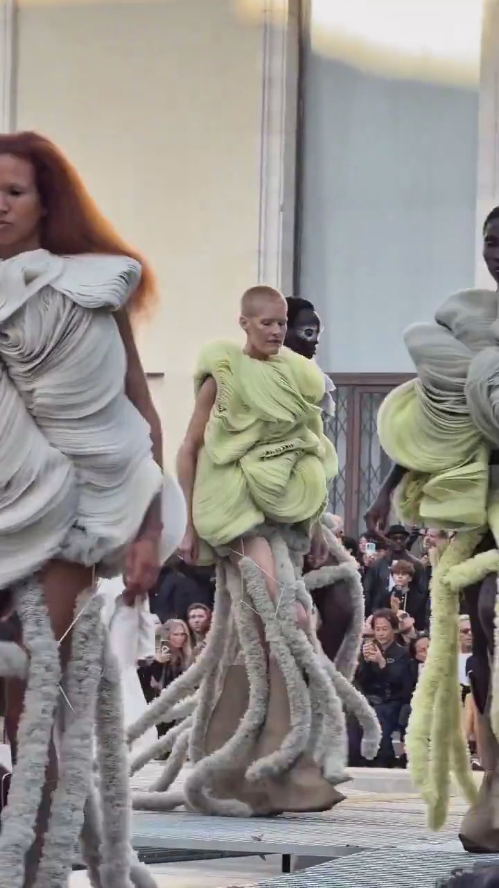 PARIS FASHION WEEK CONTINUES!