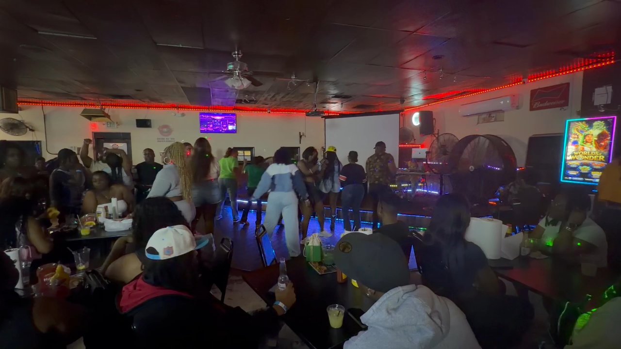 Full Moon Bar-B-Que - Barbeque Near Me - Montgomery, Alabama