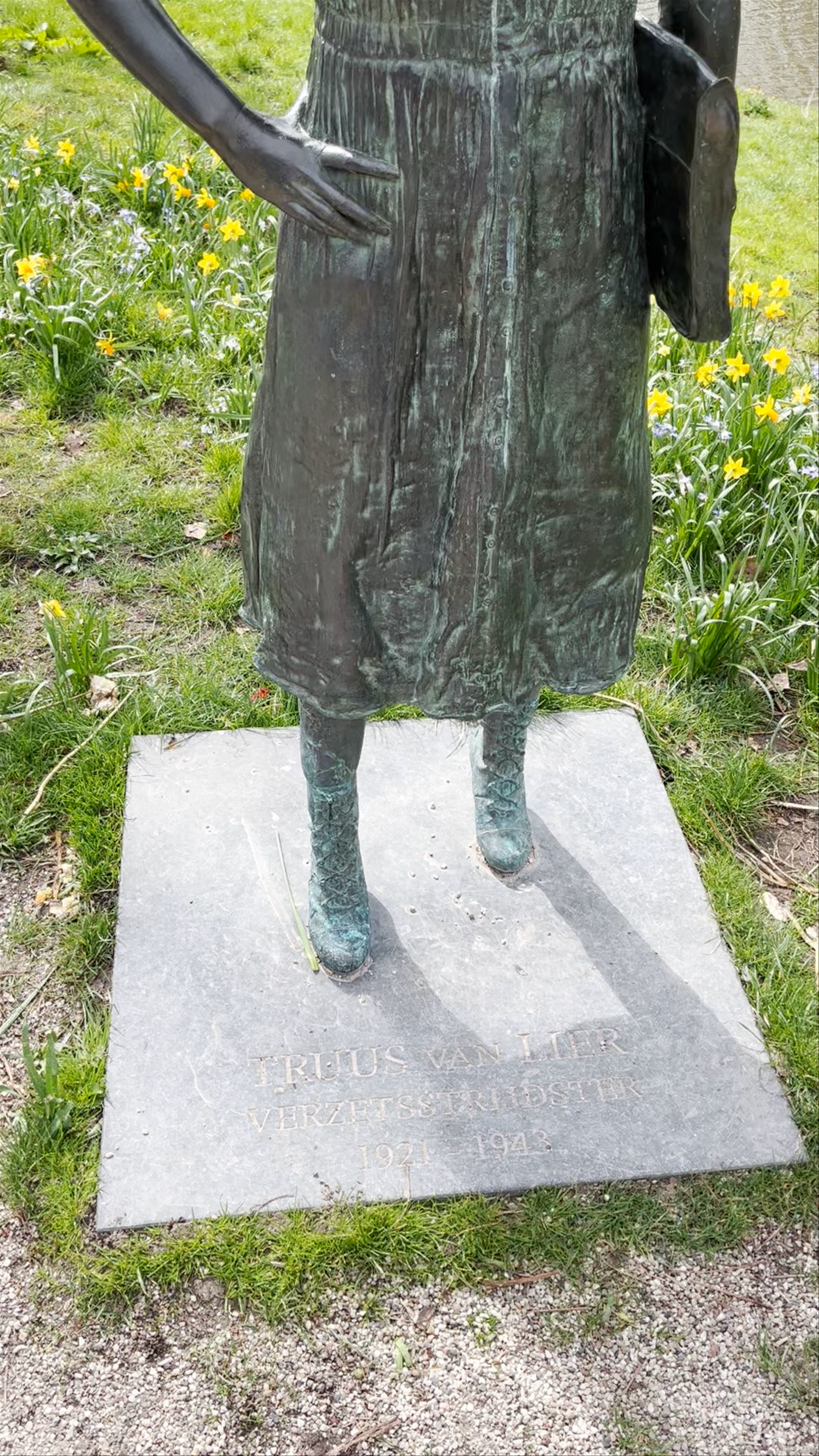 Truus van Lier sculpture