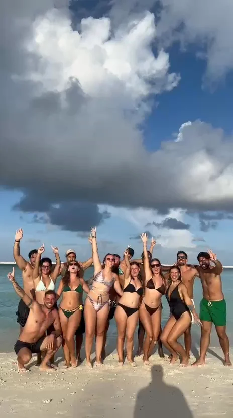 Video 4 · Martina · Maldivas Beach Life: relax, deportes acuáticos y baño con delfines