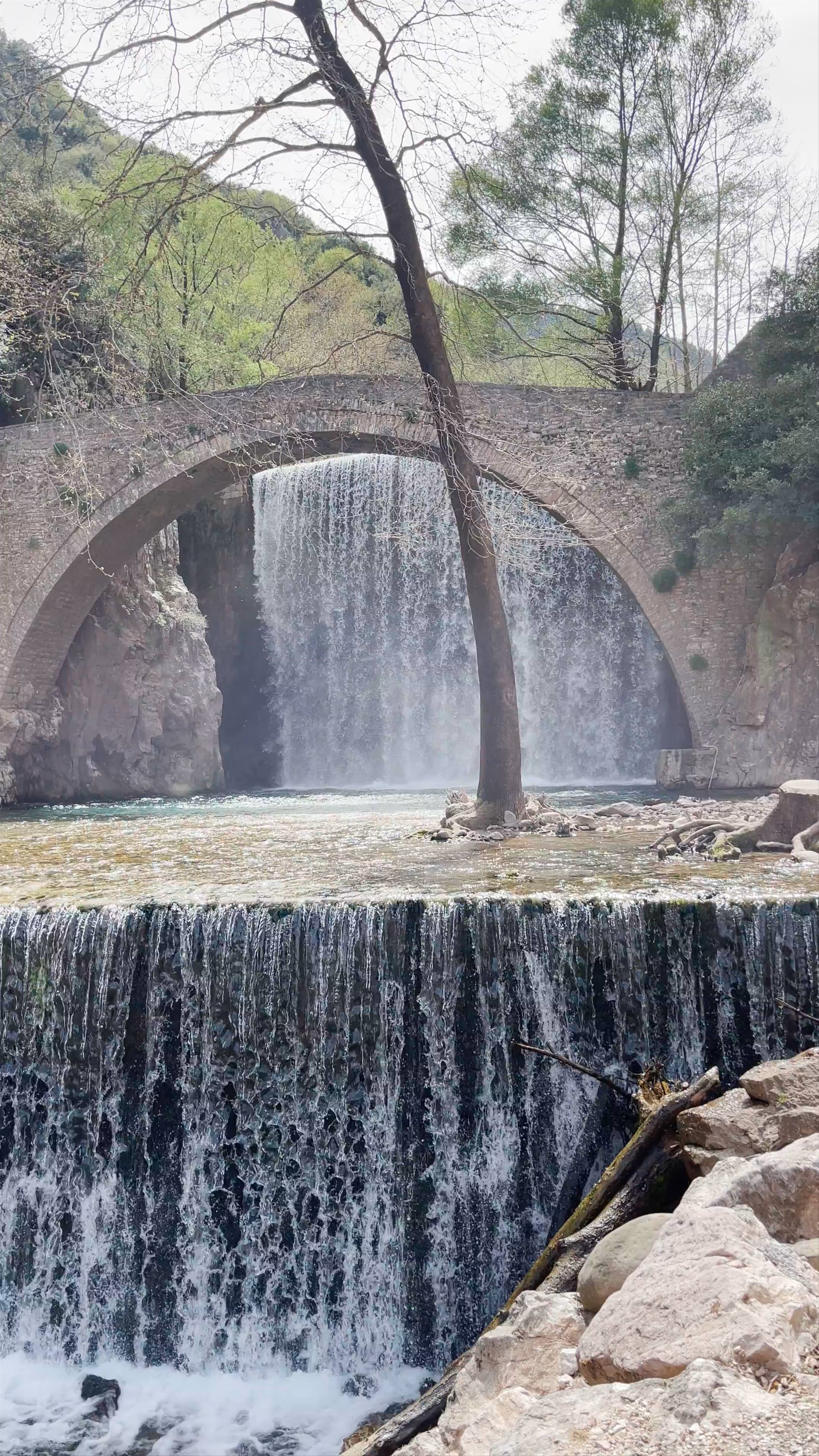 Καταρράκτης - Τοξοτή γέφυρα Παλαιοκαρυάς