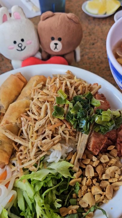 Thuong An Lac - Pouring the sauce onto the vermicelli, spring rolls, and BBQ tofu - Vegan Near Me - Honolulu, Hawaii