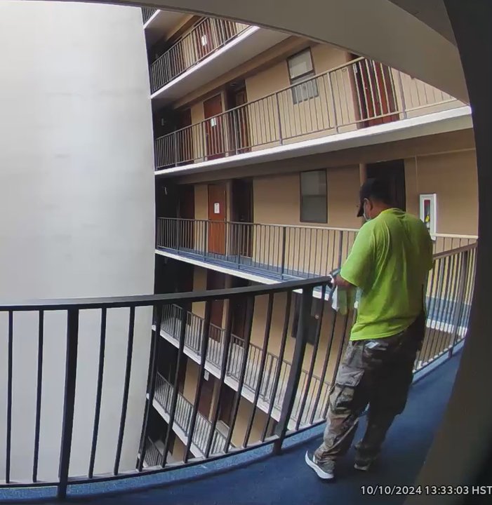 Park At Pearlridge - Look how weird,the maid picks up rubbish throws it over railing to fall down on another level,he was also here on 10/9 spying - Apartments Near Me - Aiea, Hawaii