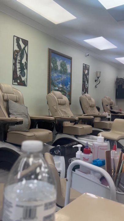 Top nails & spa - Sounds of nature and soft mellow piano in the background!  Now this is relaxing! - Nail Technicians Near Me - HUNTINGTN BCH, California