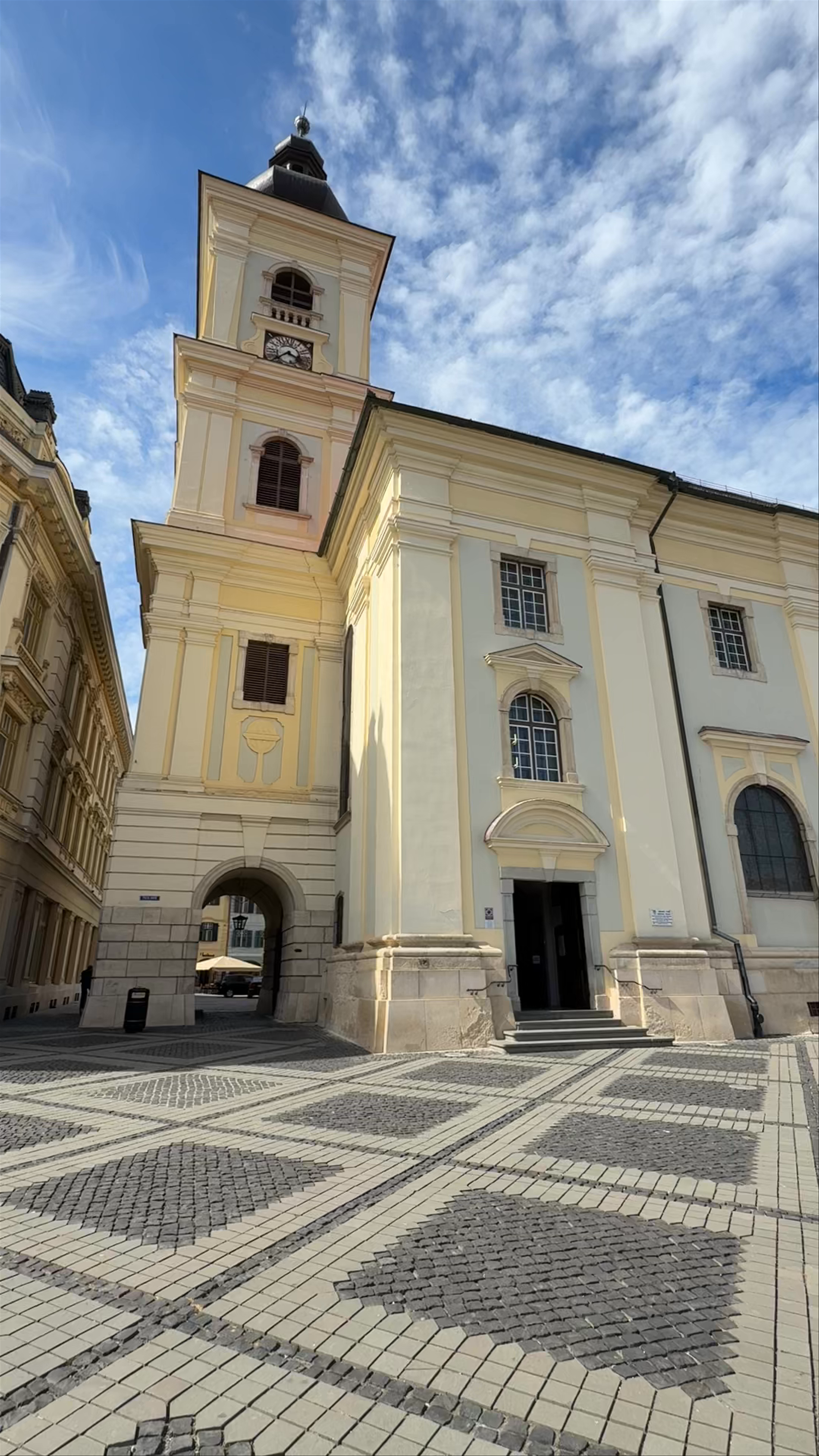 Biserica Romano-Catolică Sfânta Treime: Baroque Architectural Gem in Sibiu