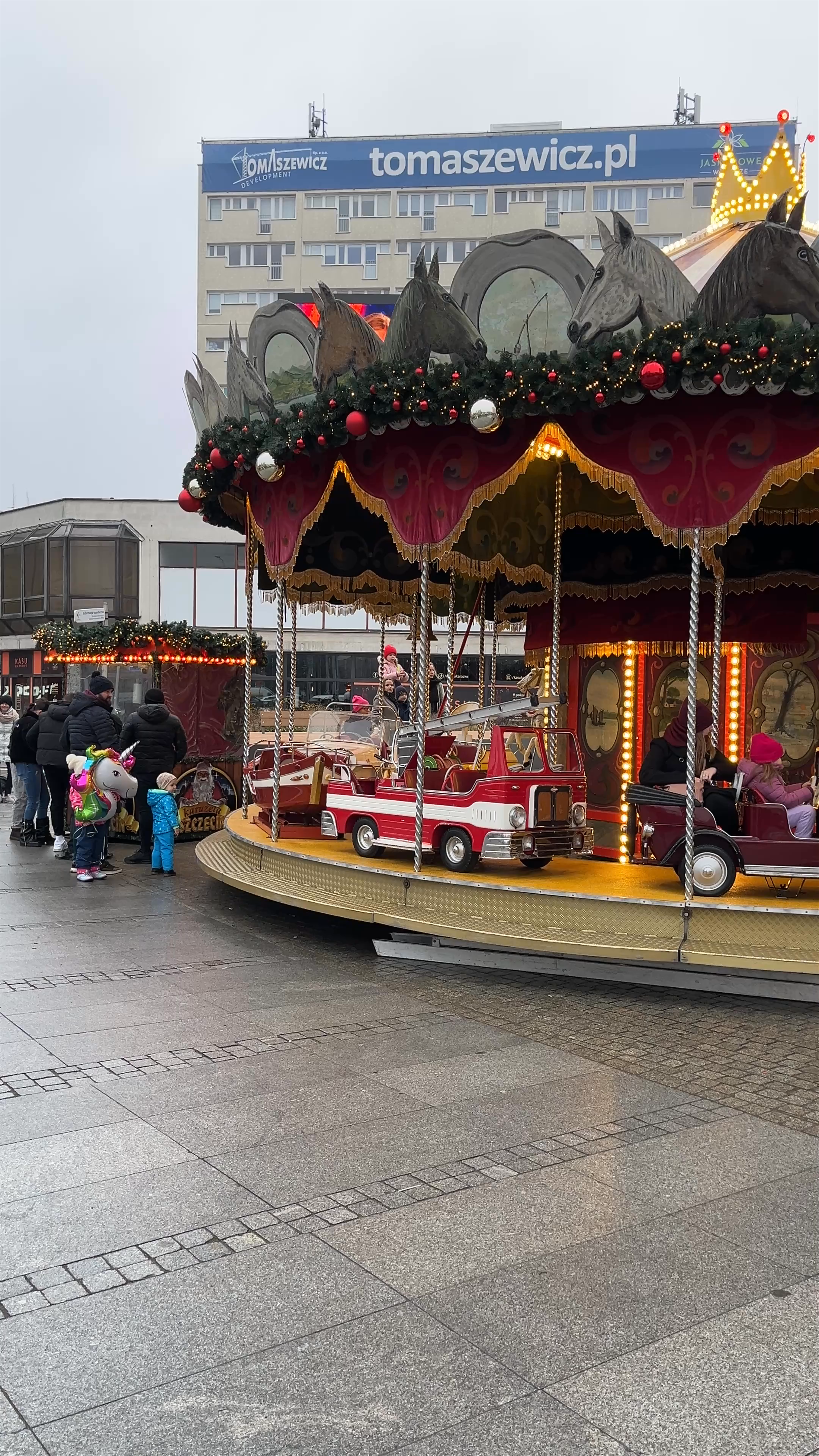 Festive Carousel and Market Vibes at Aleja Kwiatowa, Szczecin