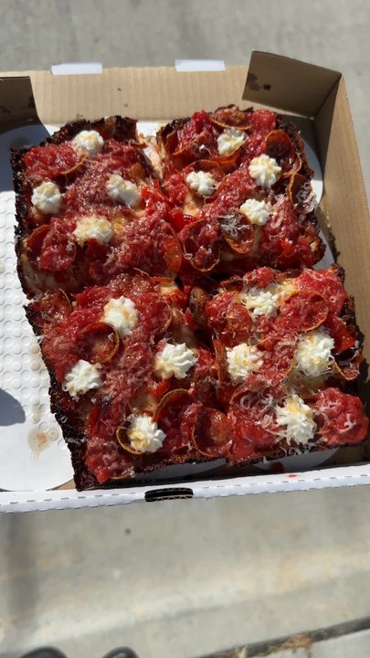 Izzy's Pizza Bus - Food Trucks Near Me - Omaha, Nebraska