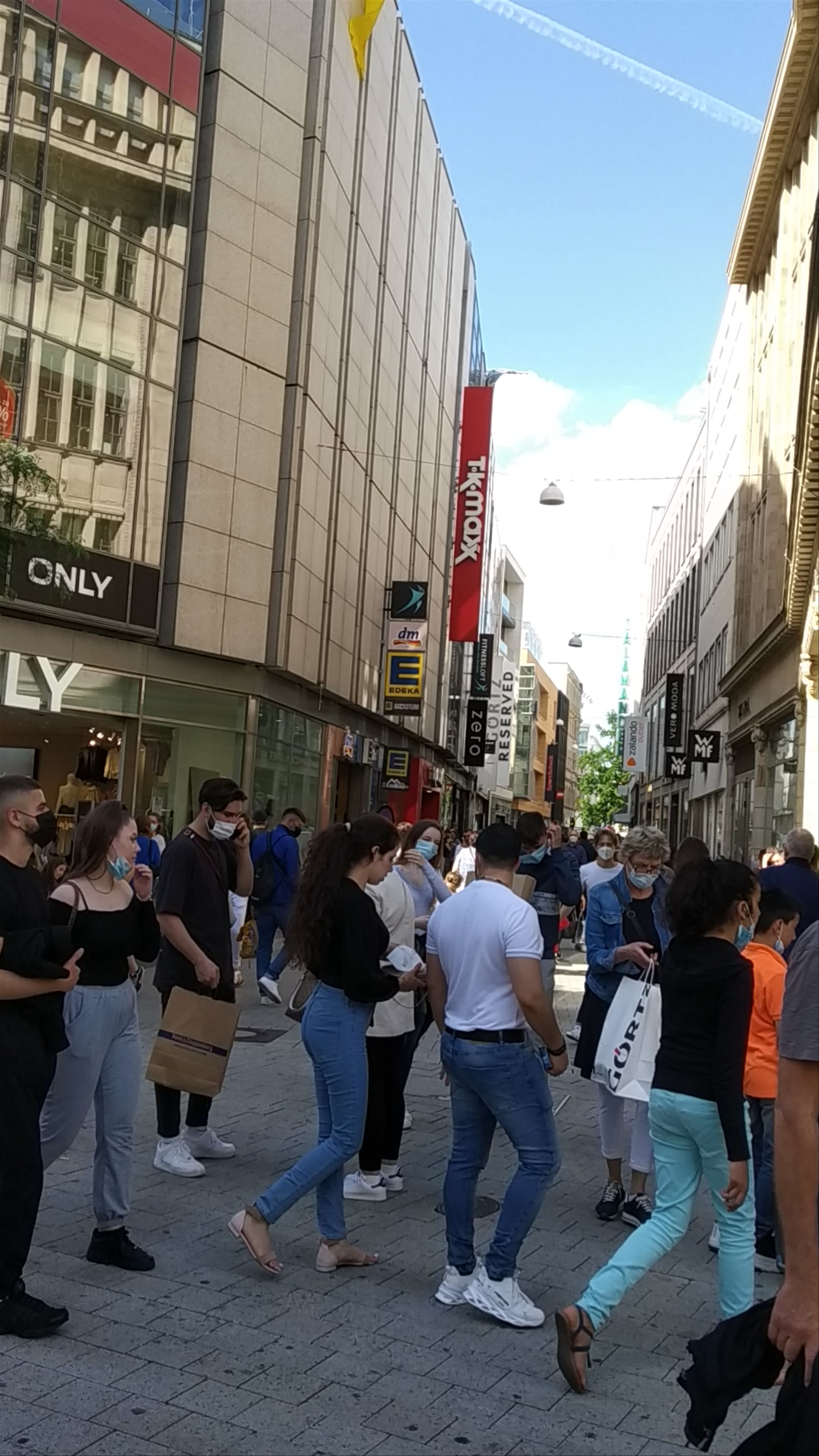 Große Packhofstraße: Vibrant Shopping and Street Life in Hannover