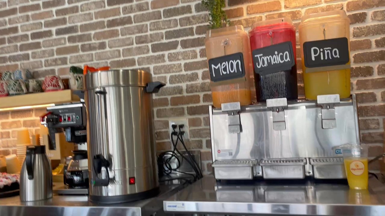 Algo Bien Sinaloense - Dining seating area - Fast Food Near Me - Colton , California