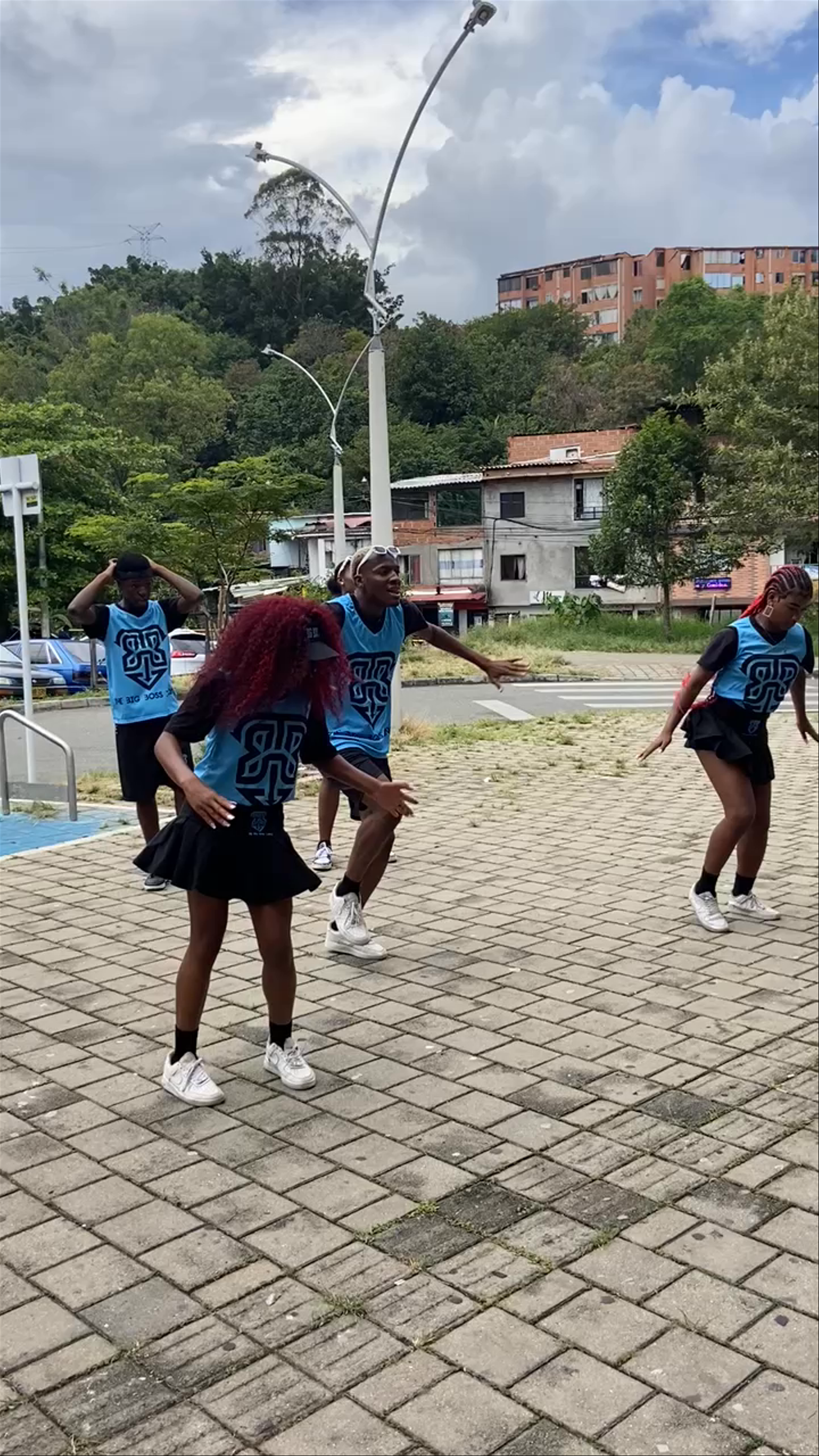 Zippy Tour Comuna 13: Vibrant Street Dance in Medellín