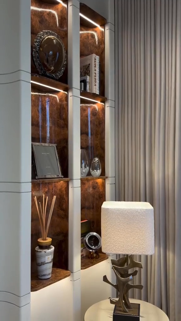Ultra-luxurious-living-room-design-with-unique-feature-wall