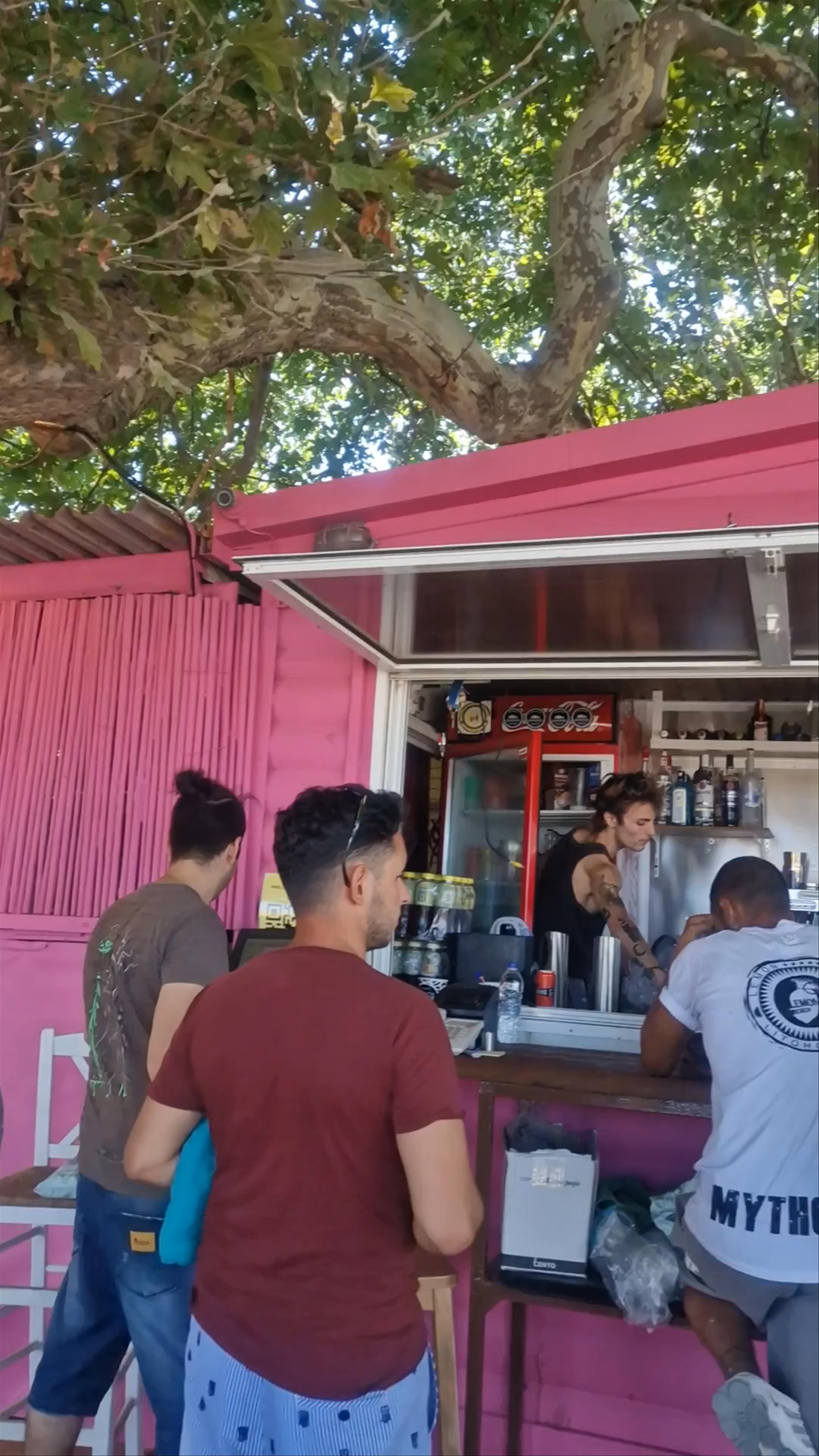 Lemon Beach Bar: Vibrant Chill Spot in Plaka, Greece