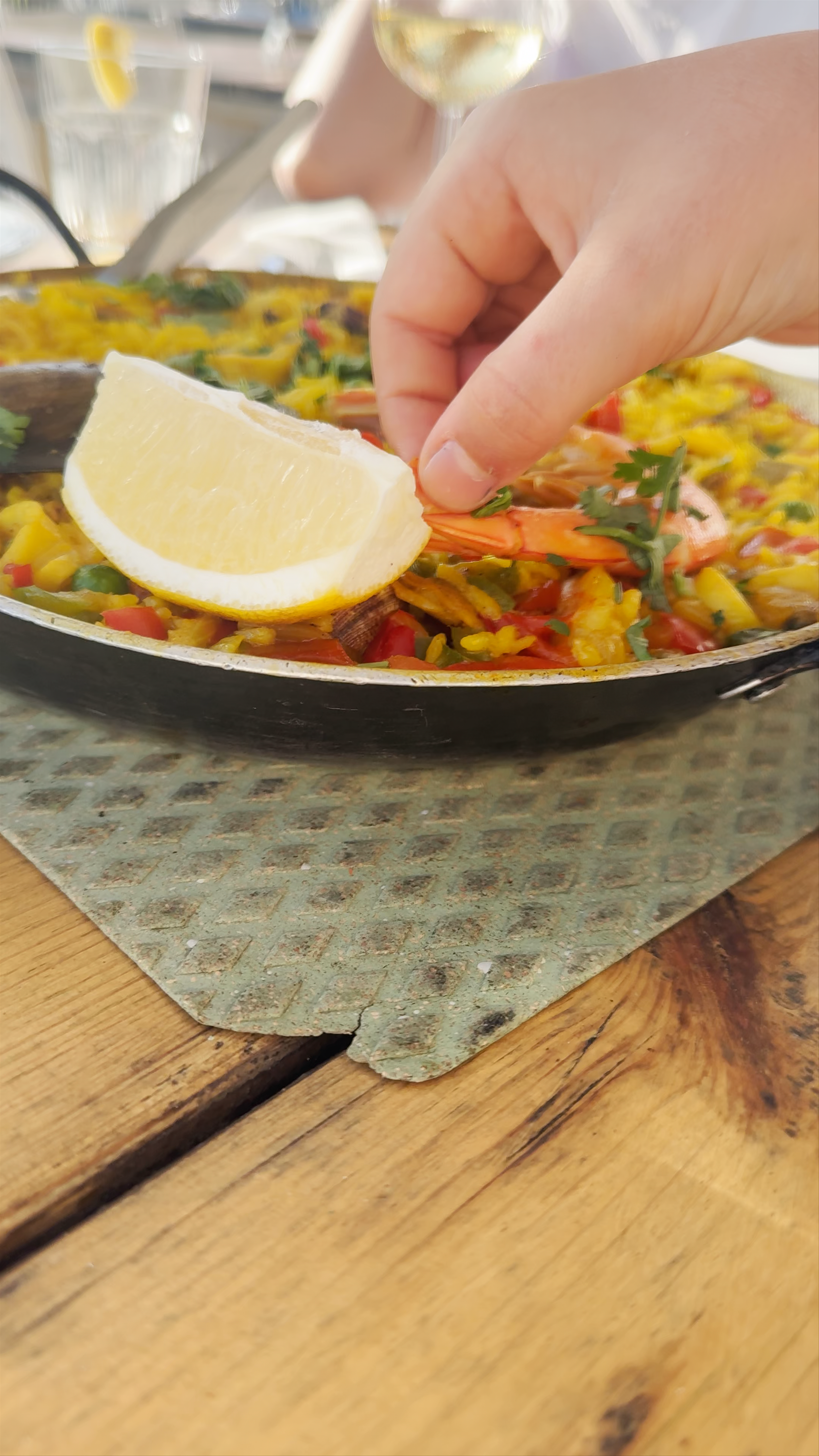 Pé Nú Beach Club: A Sunset Paella Feast on the Coast of Praias, Portugal