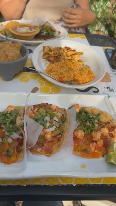 La Estancia - Delicious food and plenty of options - Mexican Near Me - Riverside, Illinois