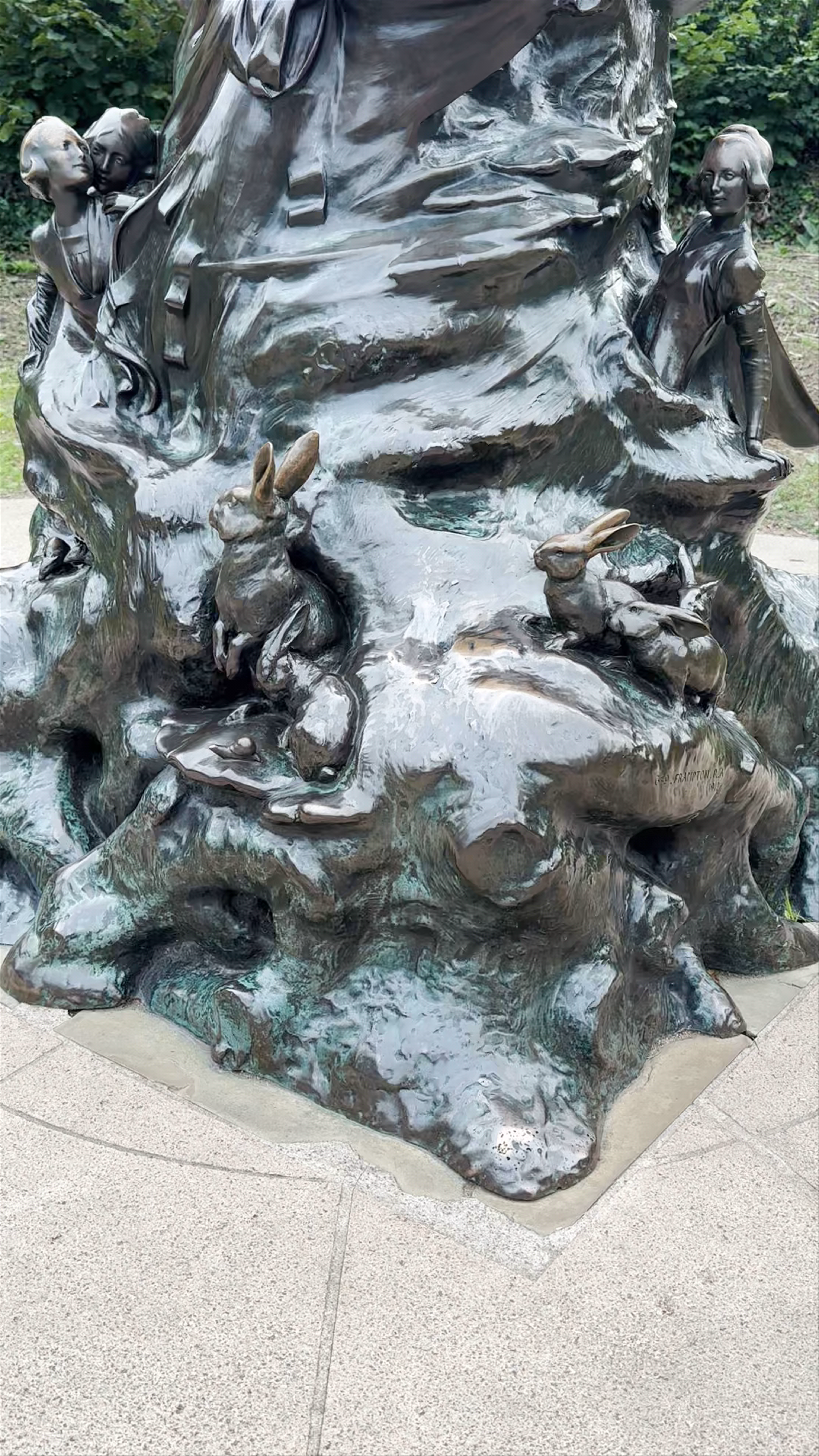 Peter Pan Statue in Kensington Gardens, London: Enchanting Childhood Magic