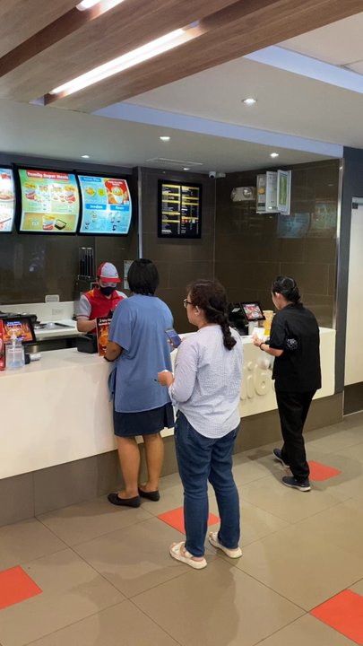 Jollibee - Fast Food Near Me - Makati, NCR