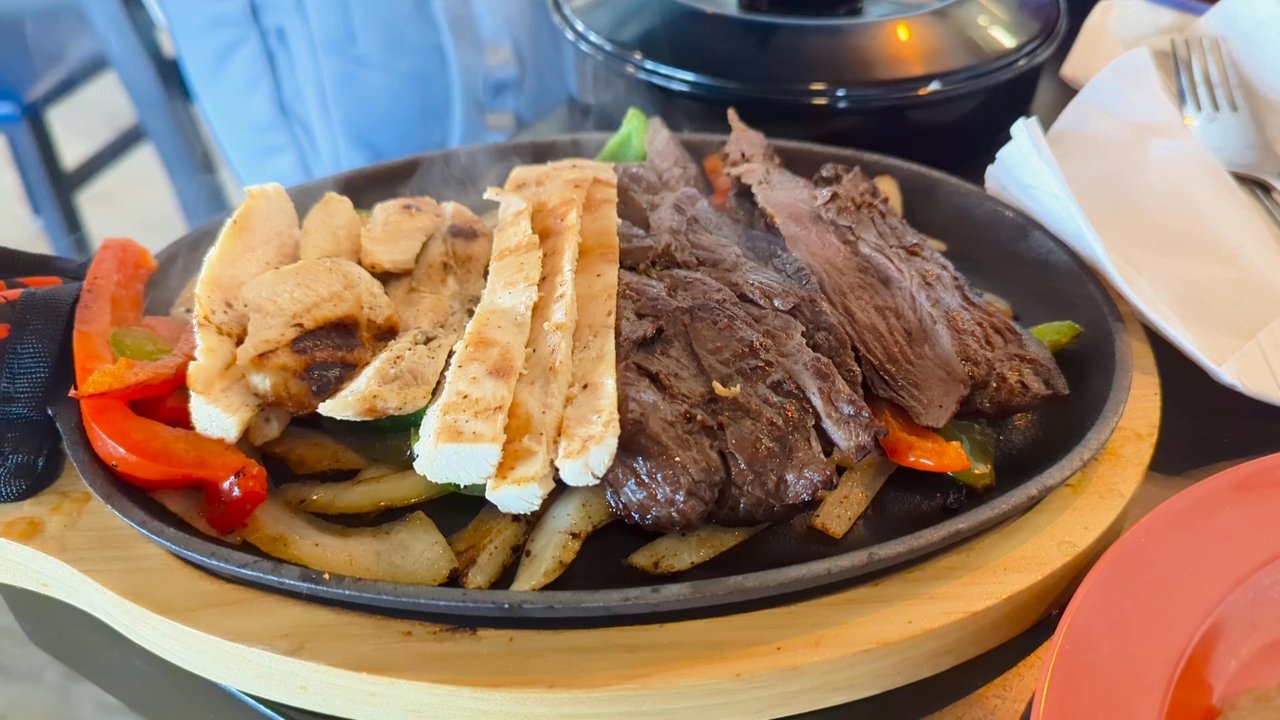 Big Daddy's Cantina - Steak and chicken fajitas skillet - Tacos Near Me - Grapevine, Texas