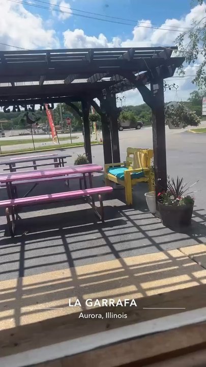 La Garrafa - Outdoor seating - Ice Cream & Frozen Yogurt Near Me - Aurora, Illinois