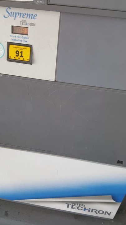 Chevron - Buttons don't even work here.  And the pumps are extremely outdated - Gas Stations Near Me - Vista, California