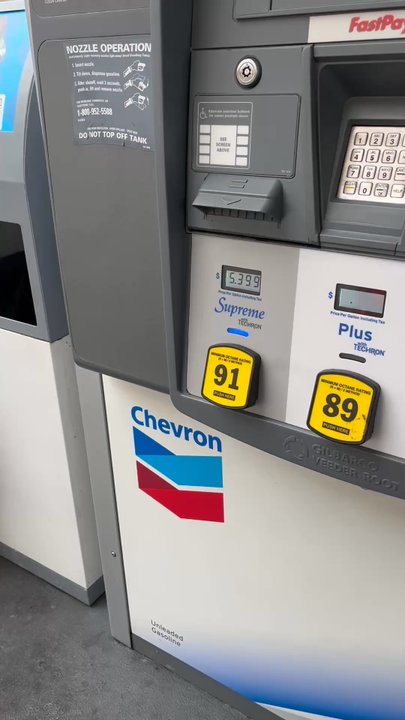 Chevron - Lie about their pricing. - Gas Stations Near Me - Los Angeles, California