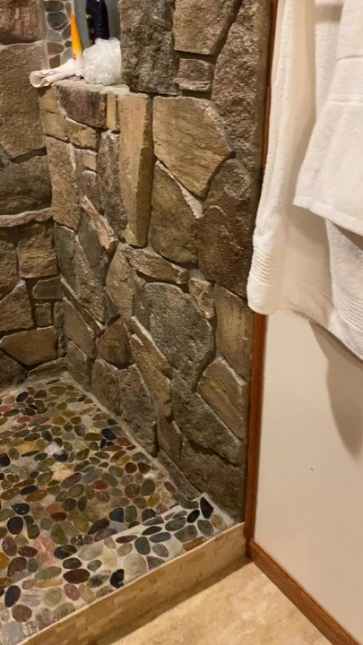 Cabin Fever Resort - This bathroom in the cabin was a bathroom of dreams!! - Hotels Near Me - Eureka Springs, Arkansas