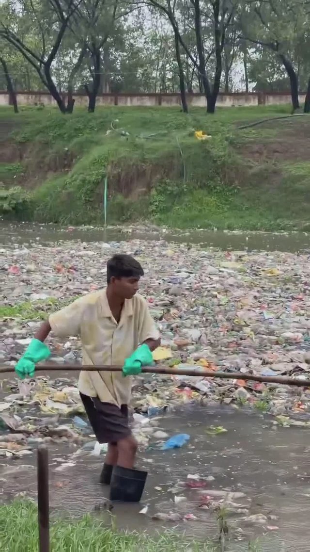 एक इंसान उठा रहा नदी बचाने की जिम्मेदारी!