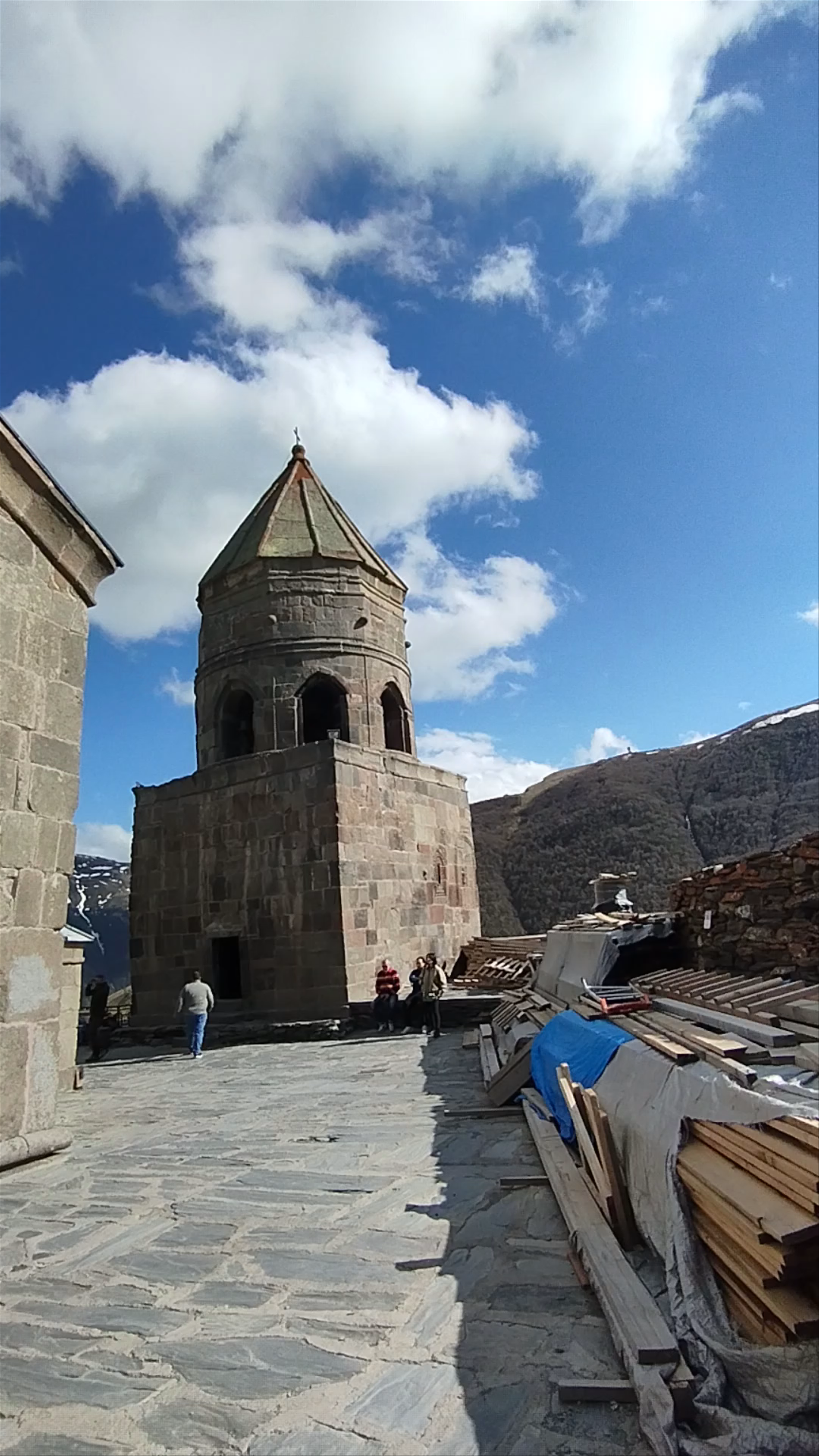 Iglesia de la Trinidad de Guergueti: Historic Stone Church in Georgia's Mountains