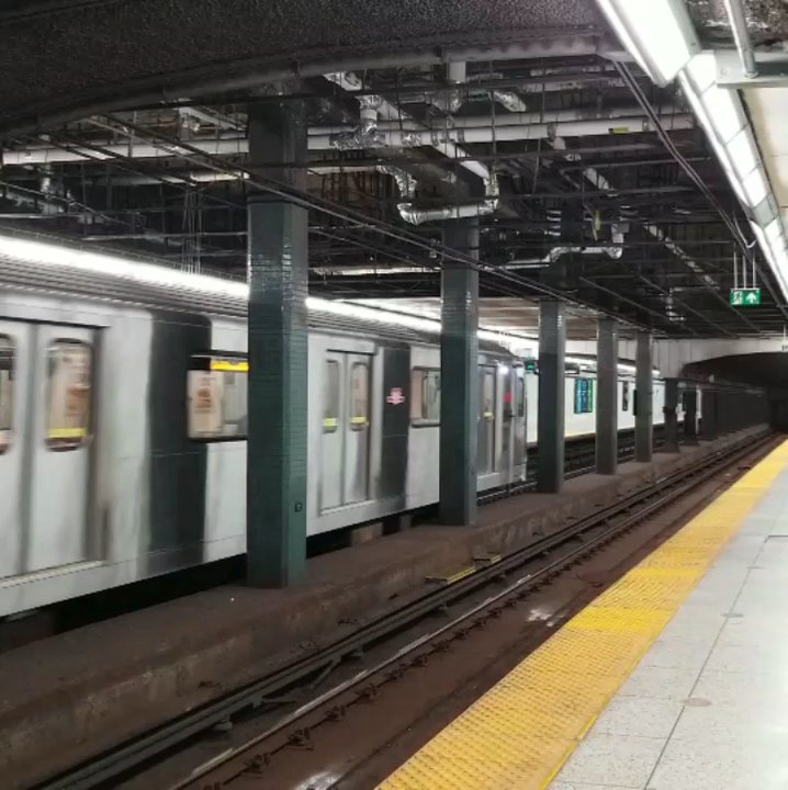 Wellesley Subway Station - Platform - Train Stations Near Me - Toronto, Ontario