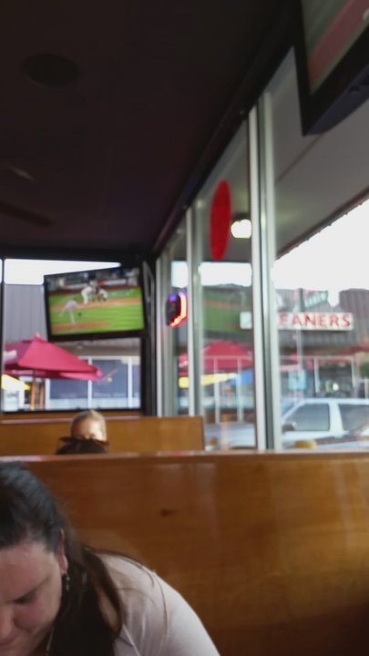 Sunset Alehouse - Nice size place,  big bar area a lot of nice size booths. - Burgers Near Me - Issaquah, Washington
