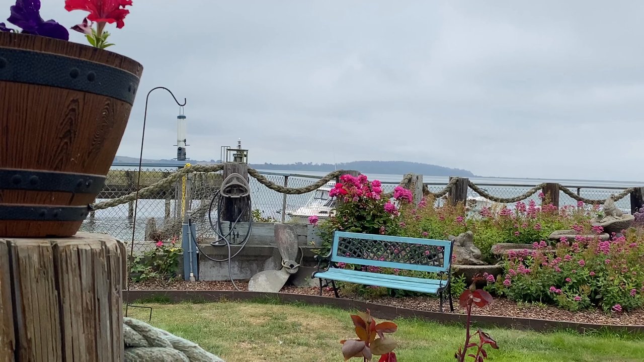 Gill's By The Bay - Beautiful garden - Seafood Near Me - Eureka, California
