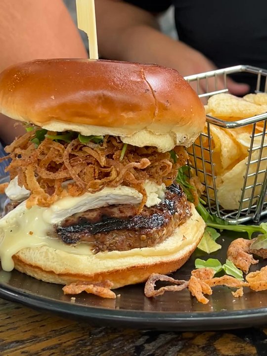 Moondog Cafe & Bakery - Frenchmen burger - Cafes Near Me - Key West, Florida