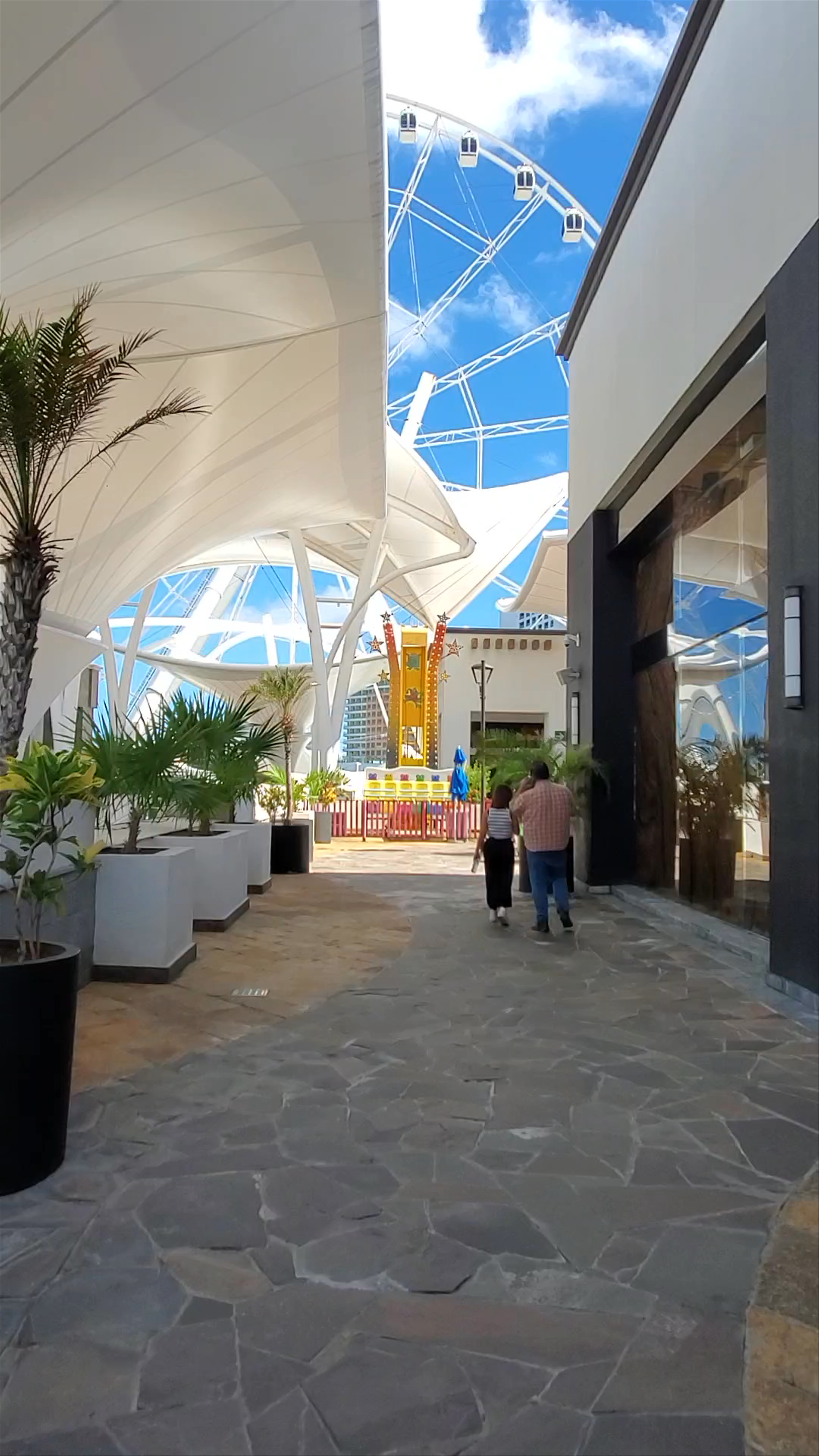 Exploring La Isla Cancún: Sunlit Strolls and Ferris Wheel Views