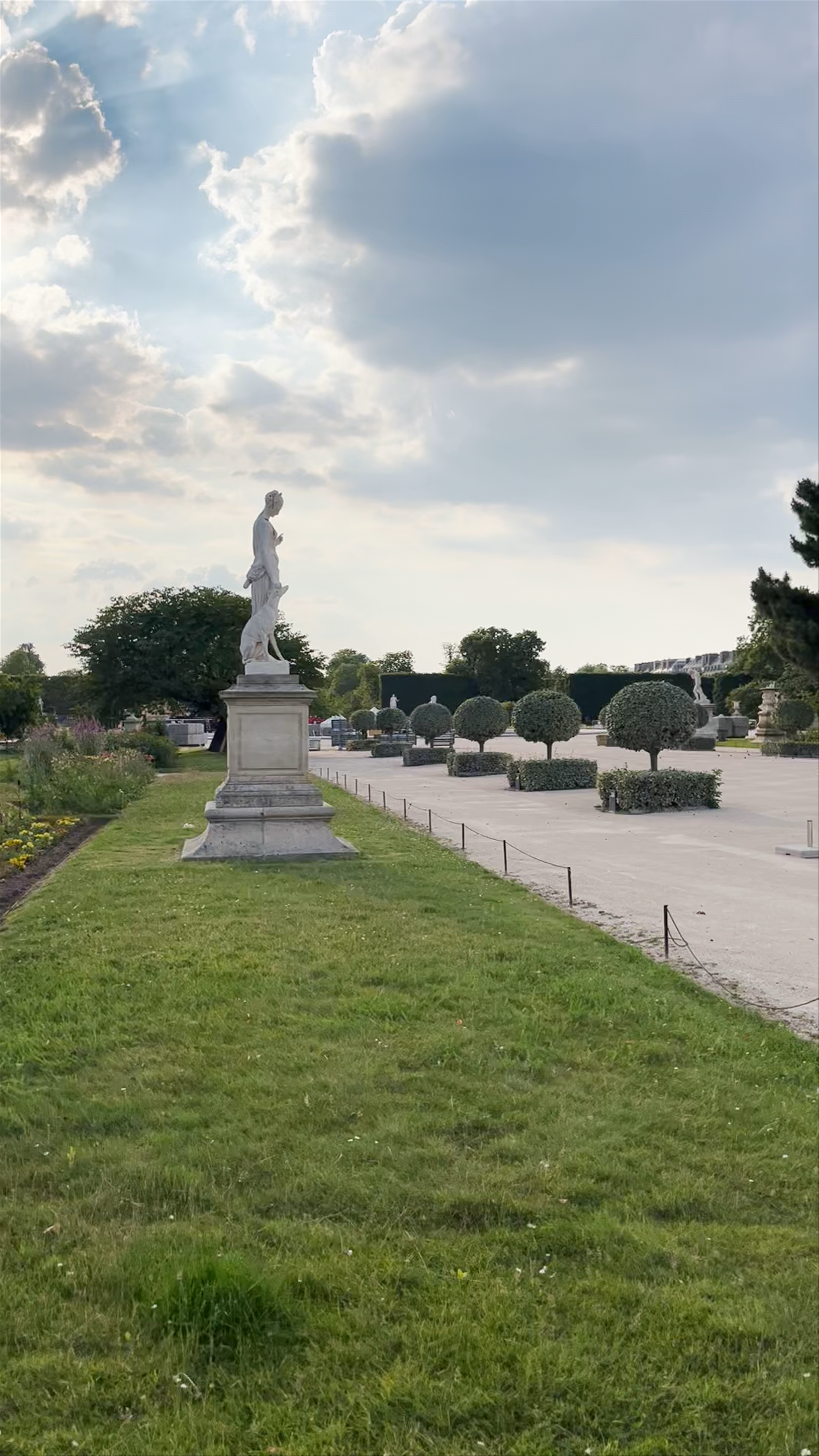 Jardin du Carrousel: Serene Stroll in Historic Paris Gardens