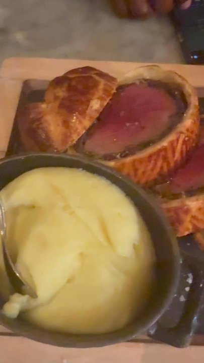 Gordon Ramsay Bar & Grill - Beef Wellington - British Near Me - London, XGL