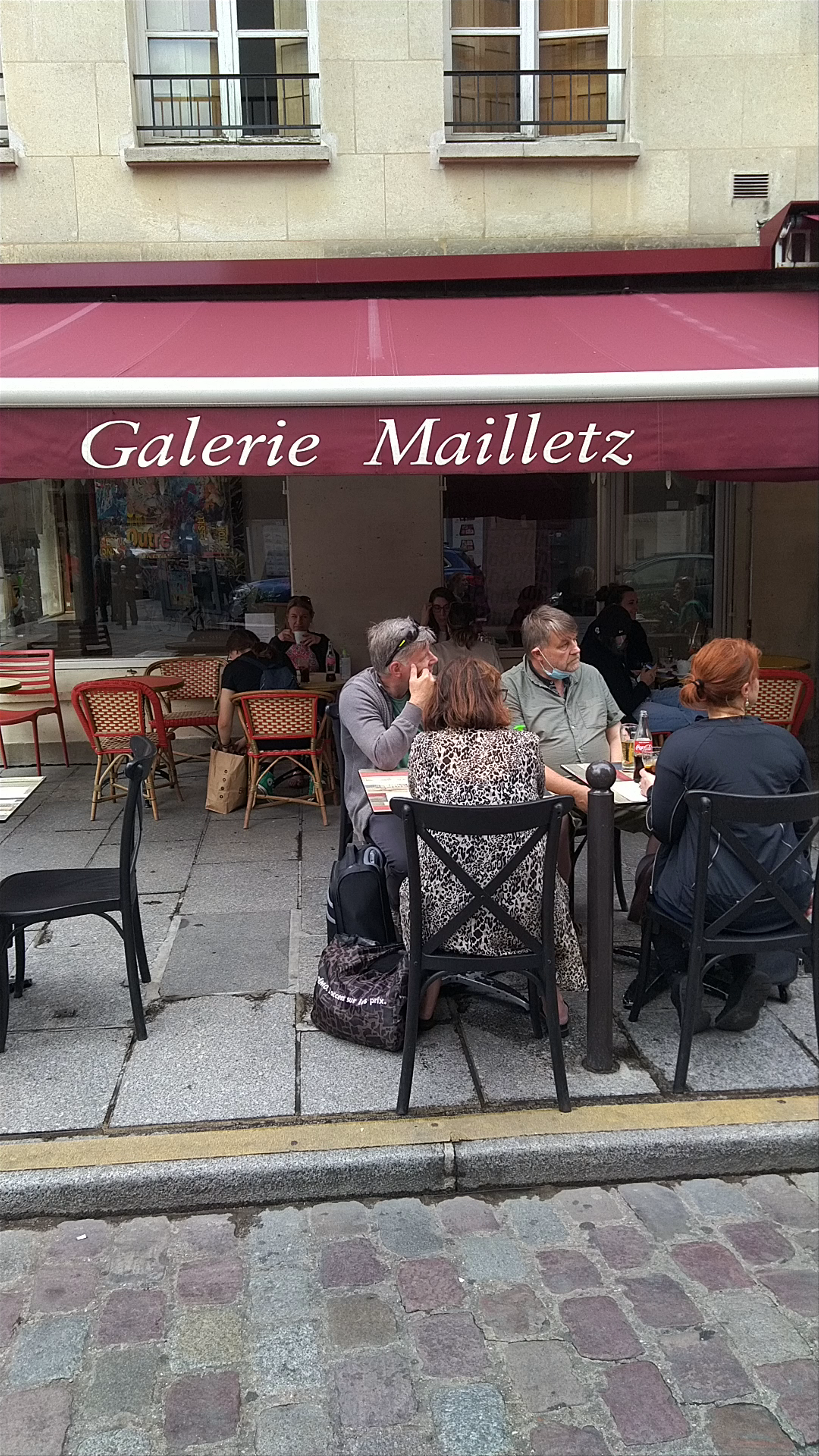 Aux Trois Mailletz: Parisian Café Life in the Heart of Île-de-France