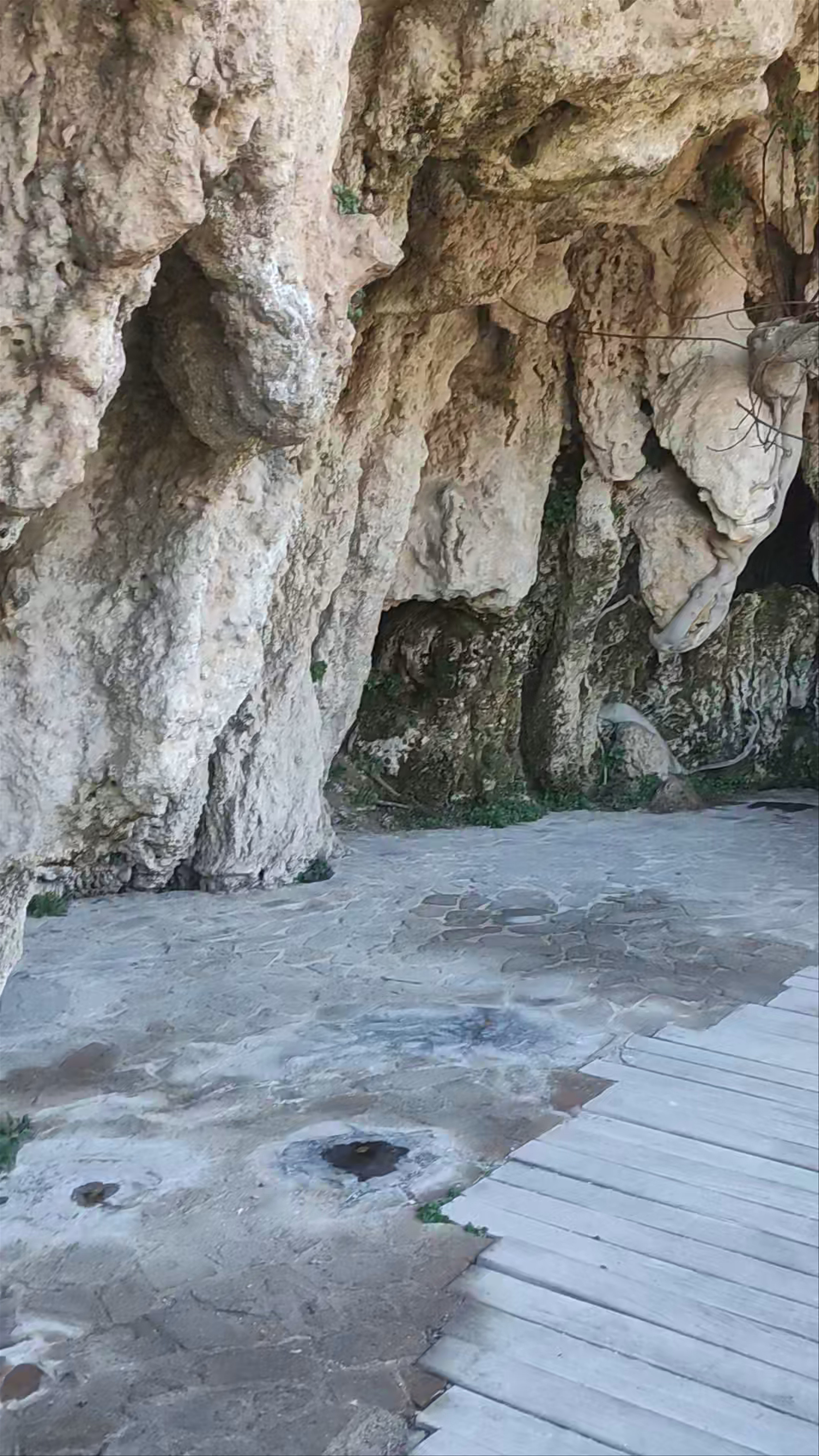 Mirador del Pilancon: Enchanting Limestone Cave in Liétor, Spain