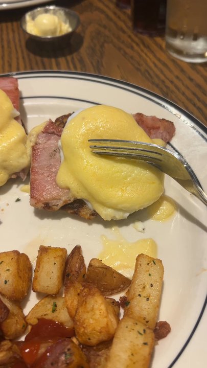 Mimi's Cafe - Eggs Benedict - American Near Me - Chesterfield, Missouri