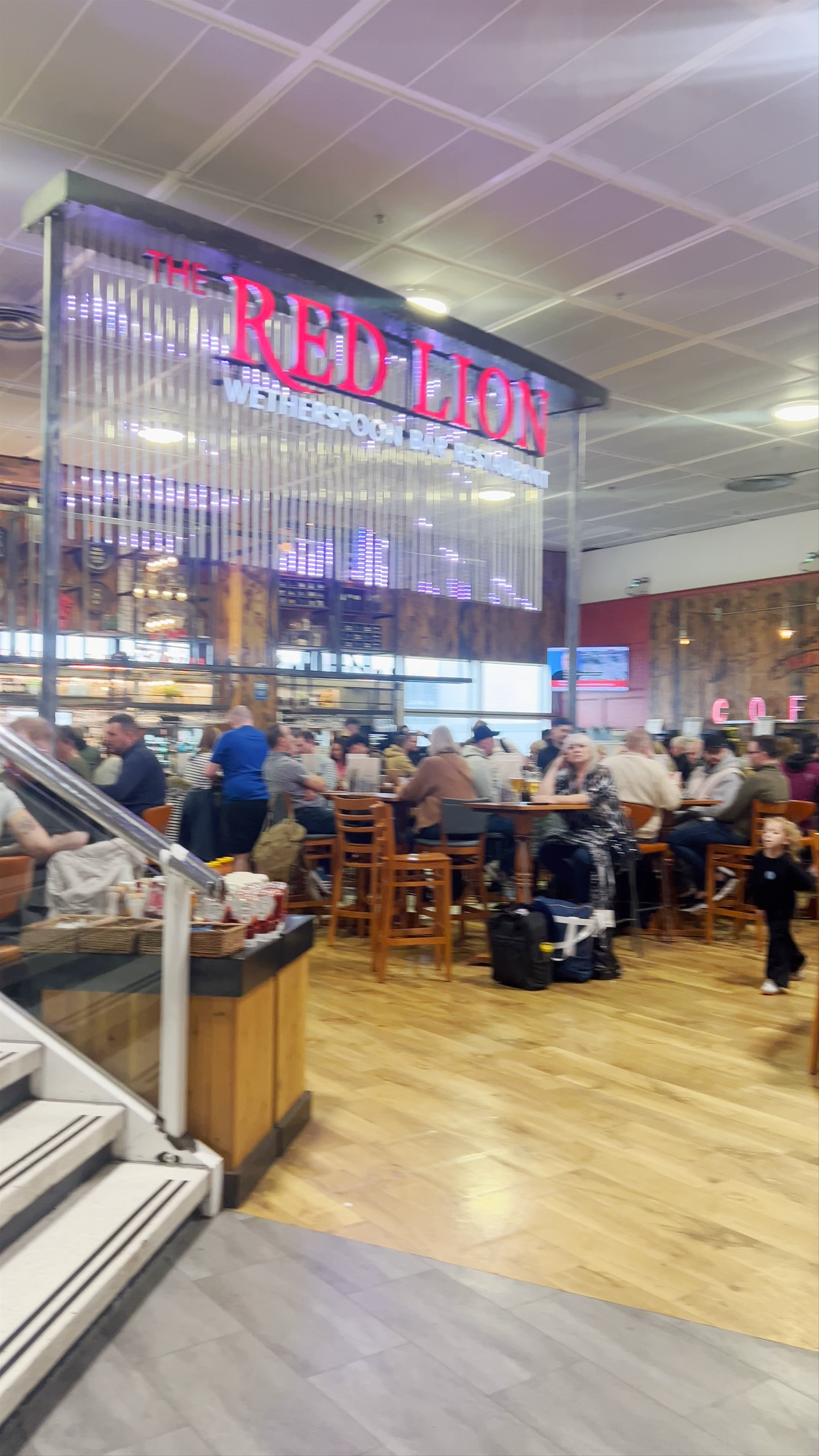 The Red Lion - JD Wetherspoon Bar & Restaurant at London Gatwick Airport