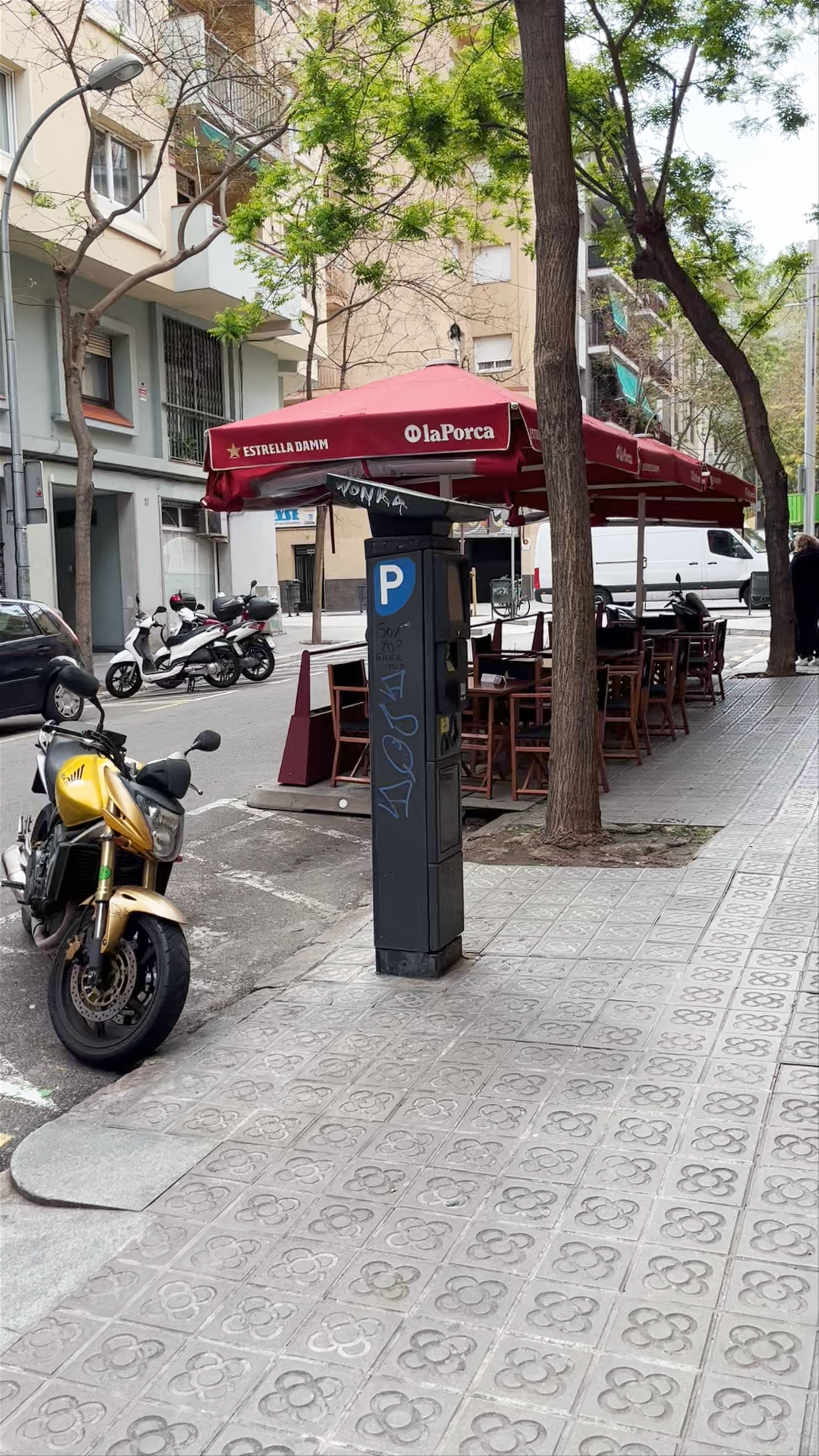 La Porca: Vibrant Tapas and Street Life in Barcelona