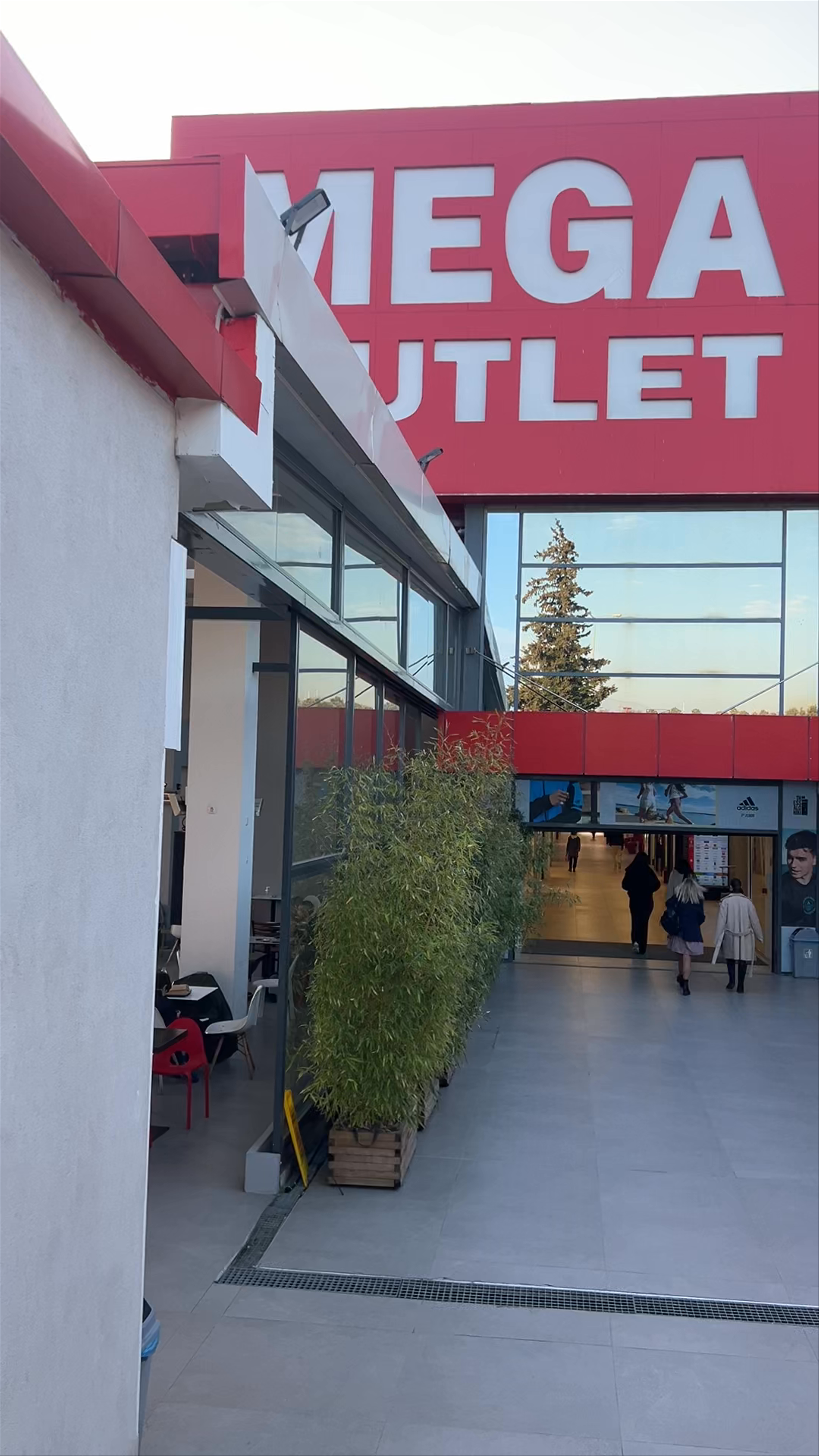 MEGA Outlet: Shop Smart in Pylaia-Chortiatis, Greece