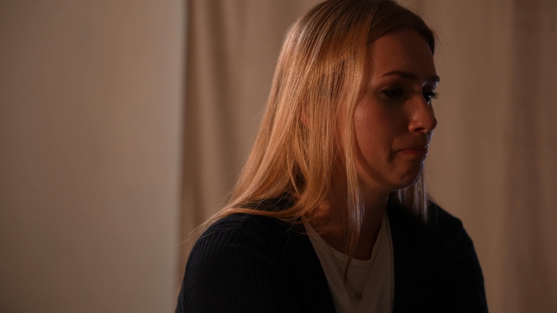 A woman sits in contemplation, reflecting on social interactions and a dinner party atmosphere interspersed with glimpses of excess and personal exhaustion. The narrative shifts between communal engagement and isolated moments of weariness.