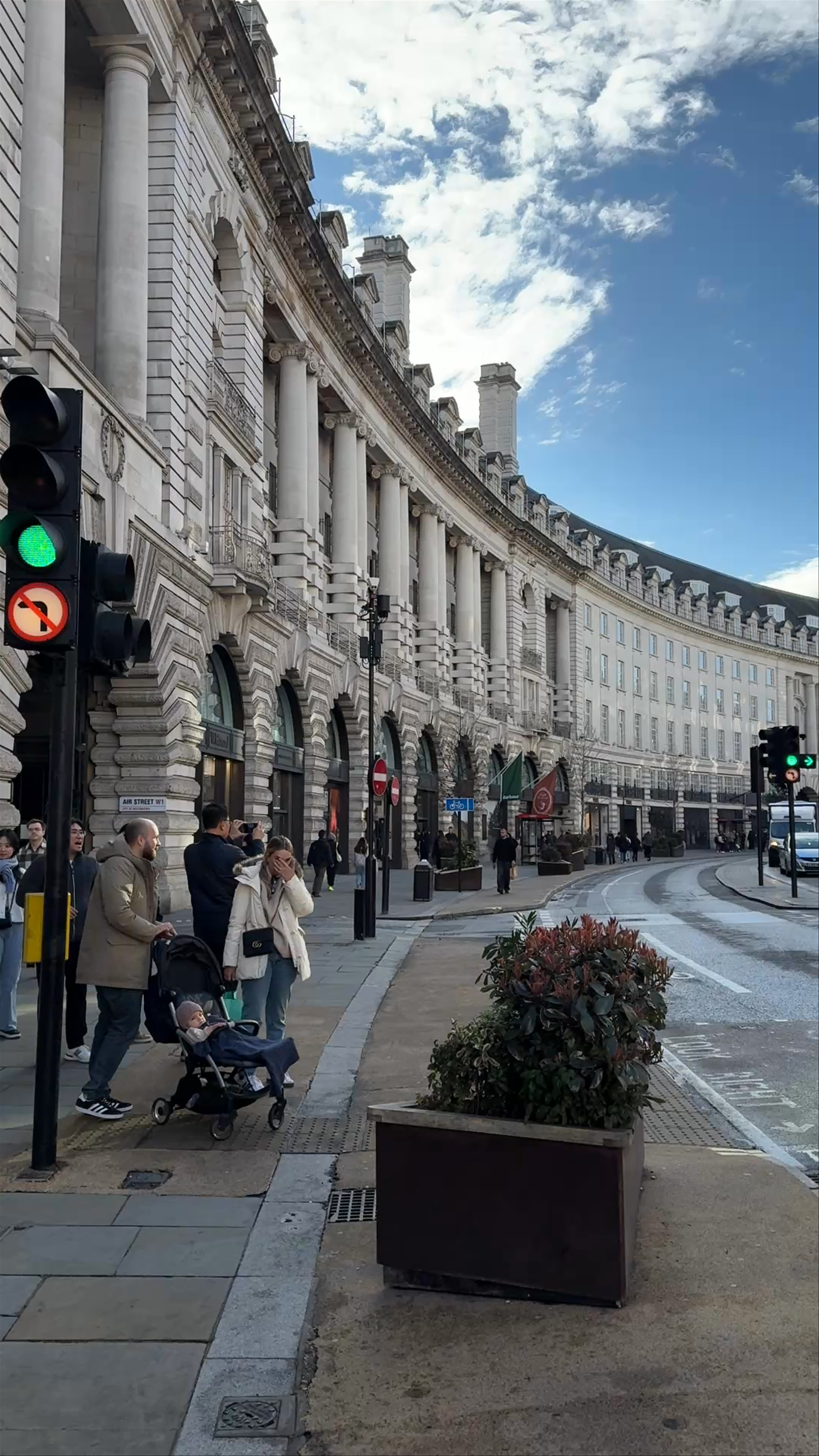 Eros Shaftesbury Memorial Fountain at Piccadilly Circus: London’s Iconic Curved Architecture