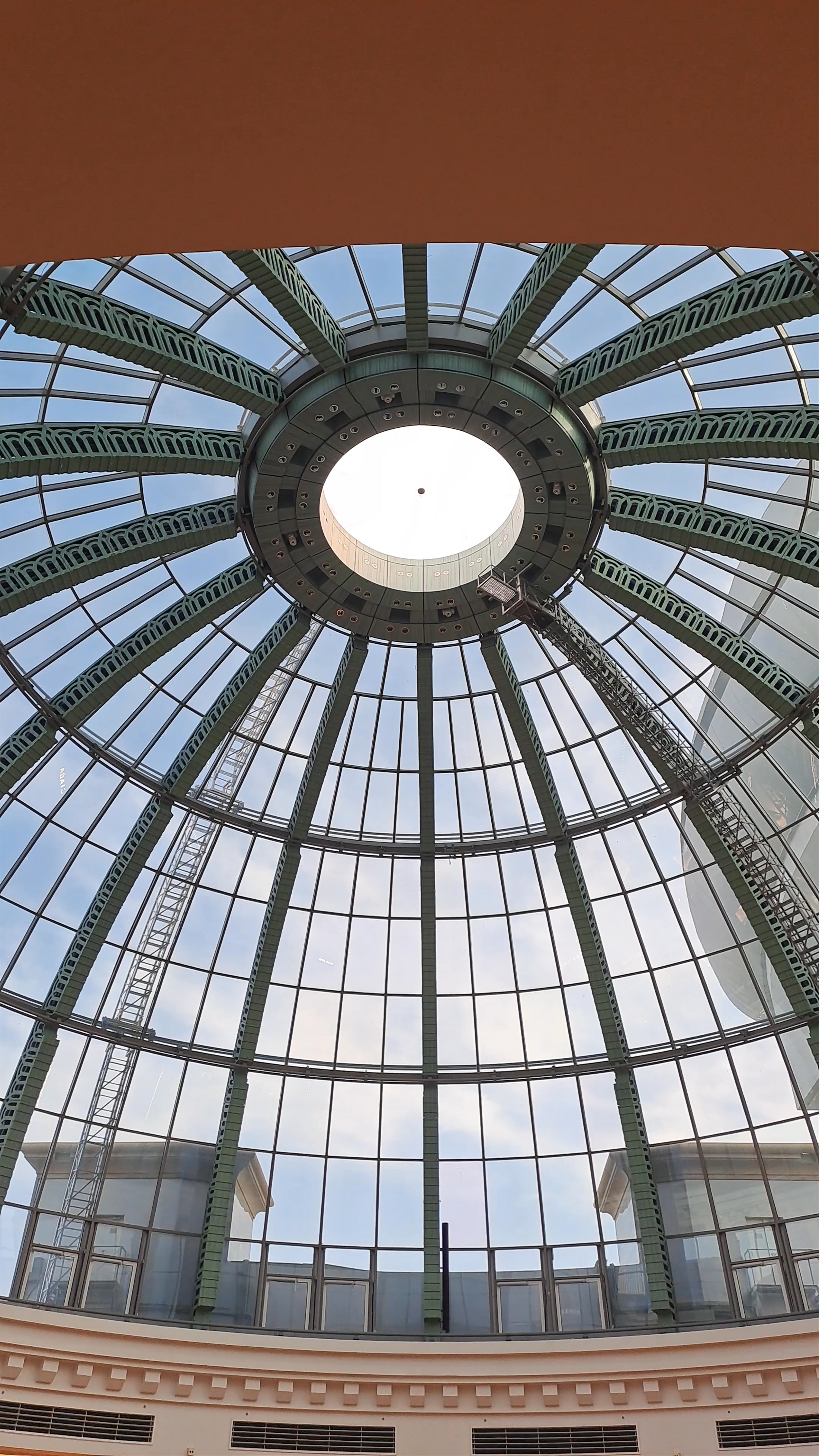 Mall of Emirates: Architectural Elegance and Luxurious Retail in Dubai
