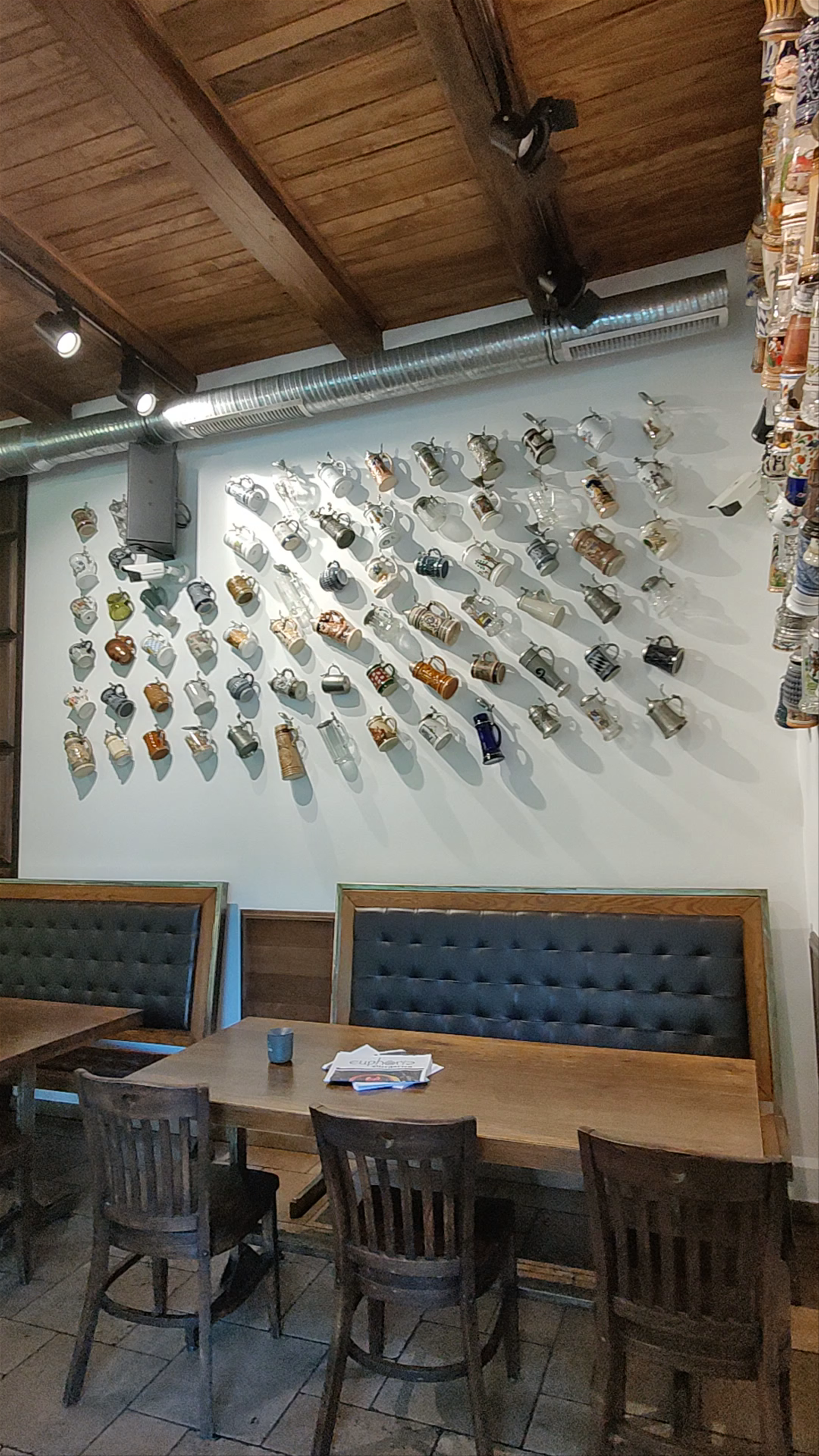 Euphoria Biergarten: Cozy Craft Beer Haven in Cluj-Napoca