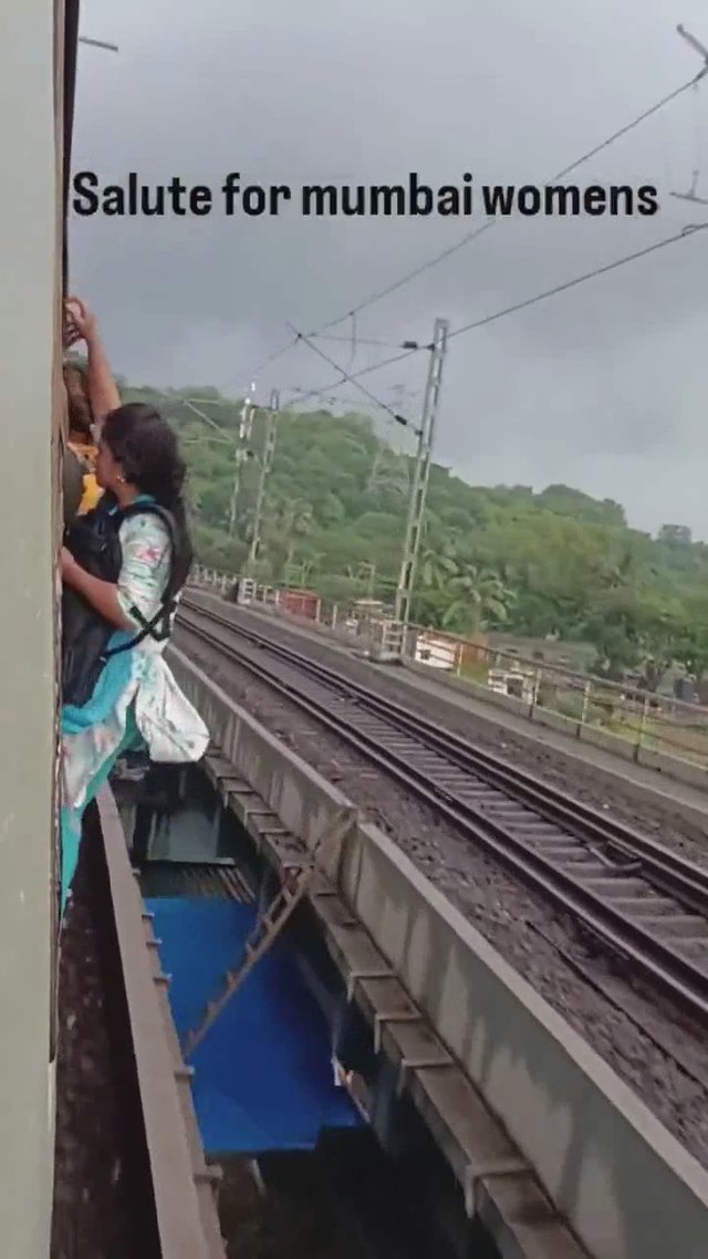 लोकल ट्रेनमधील गर्दीने रोजचा संघर्ष