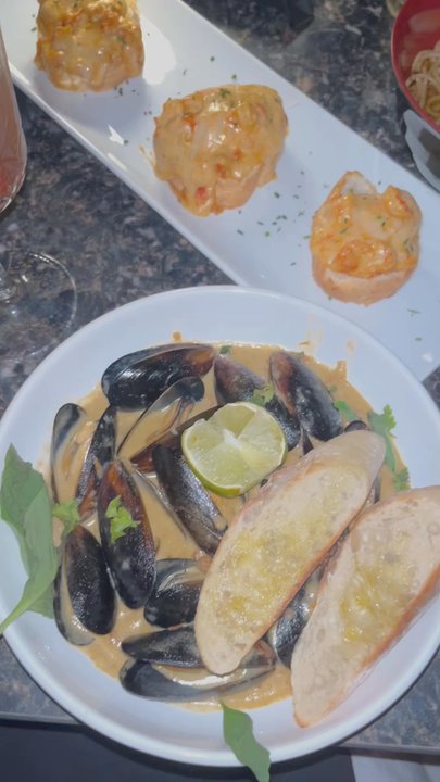 Cafe 4212 - Mussels, crawfish bread, ramen - Jazz & Blues Near Me - Houston, Texas
