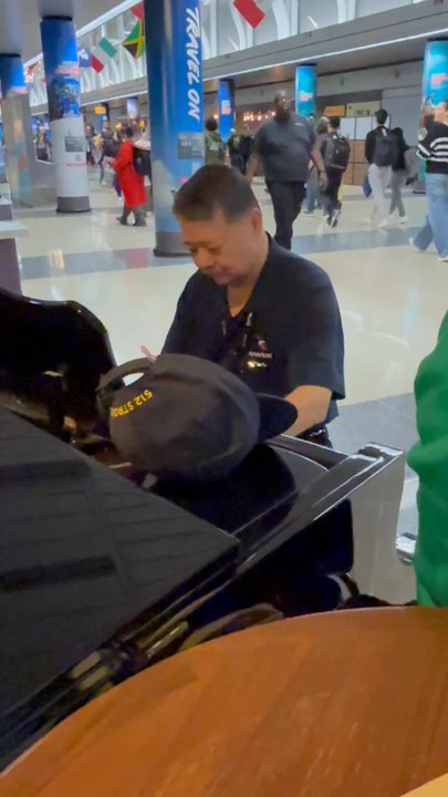 Bubbles - More random piano players so cool - Wine Bars Near Me - Chicago, Illinois