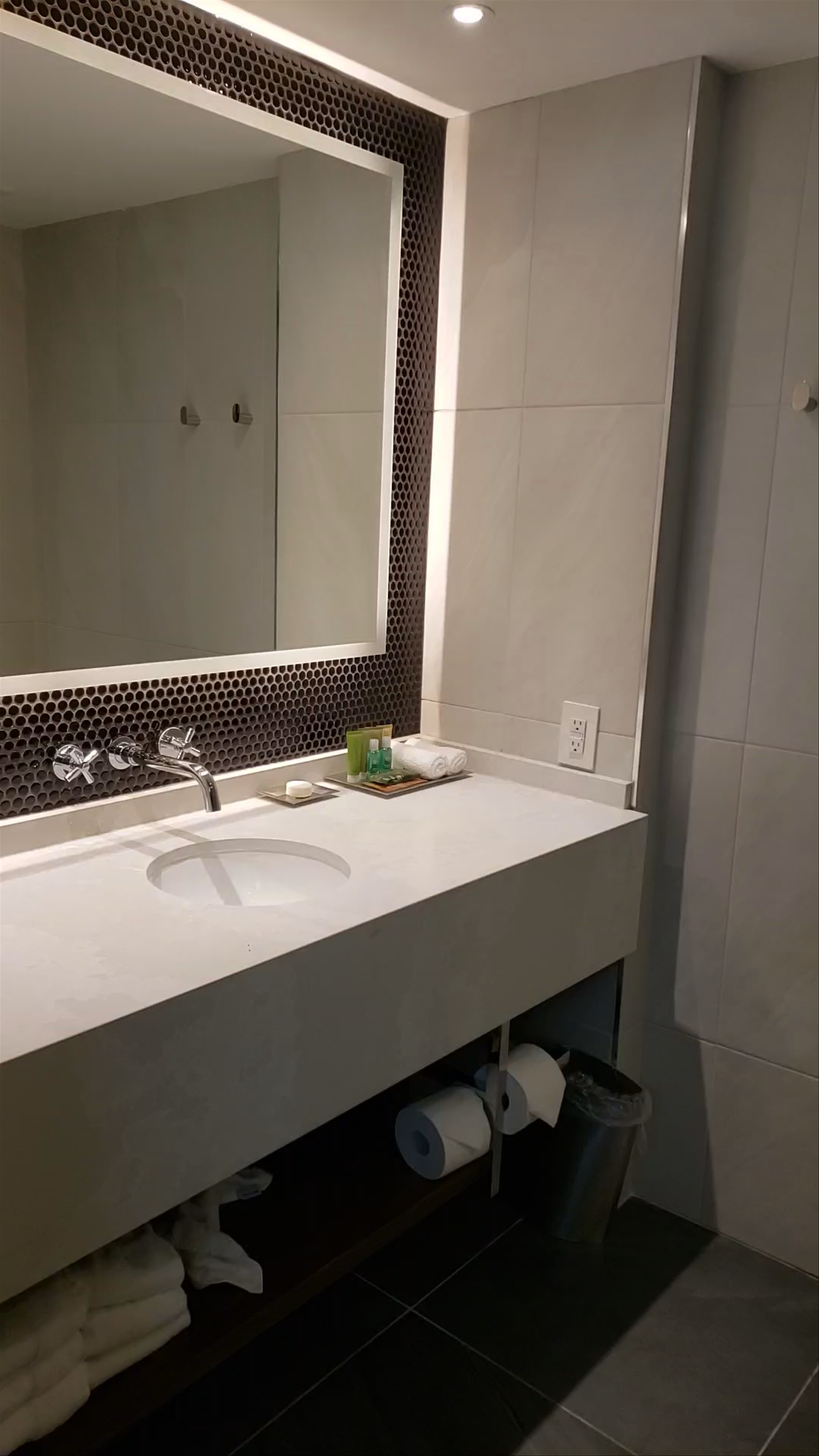 Hotel Bonaventure Montreal: Sleek Modern Room Tour